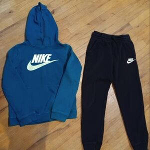 Nike Girls jogging set size Lg